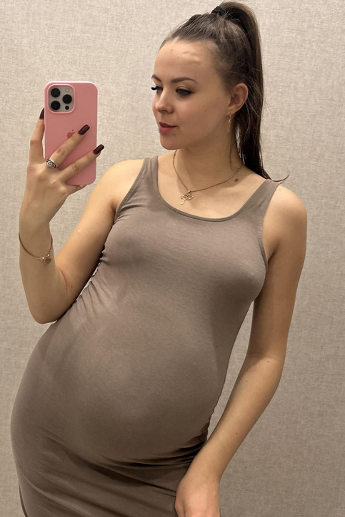 Pregnant Woman Shows Off Her Baby Bump in Revealing Photoshoot – photo 1