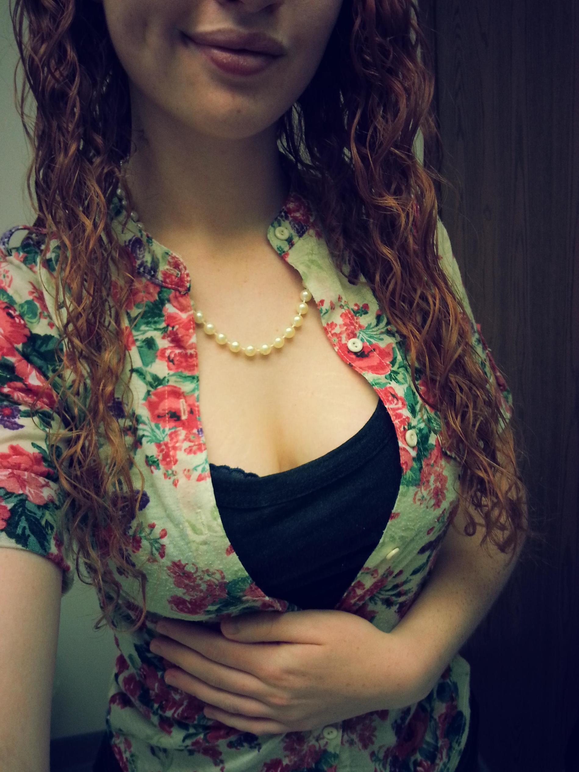 Stunning Young Woman Shows Off Beautiful Breasts and Seductive Body – photo 1