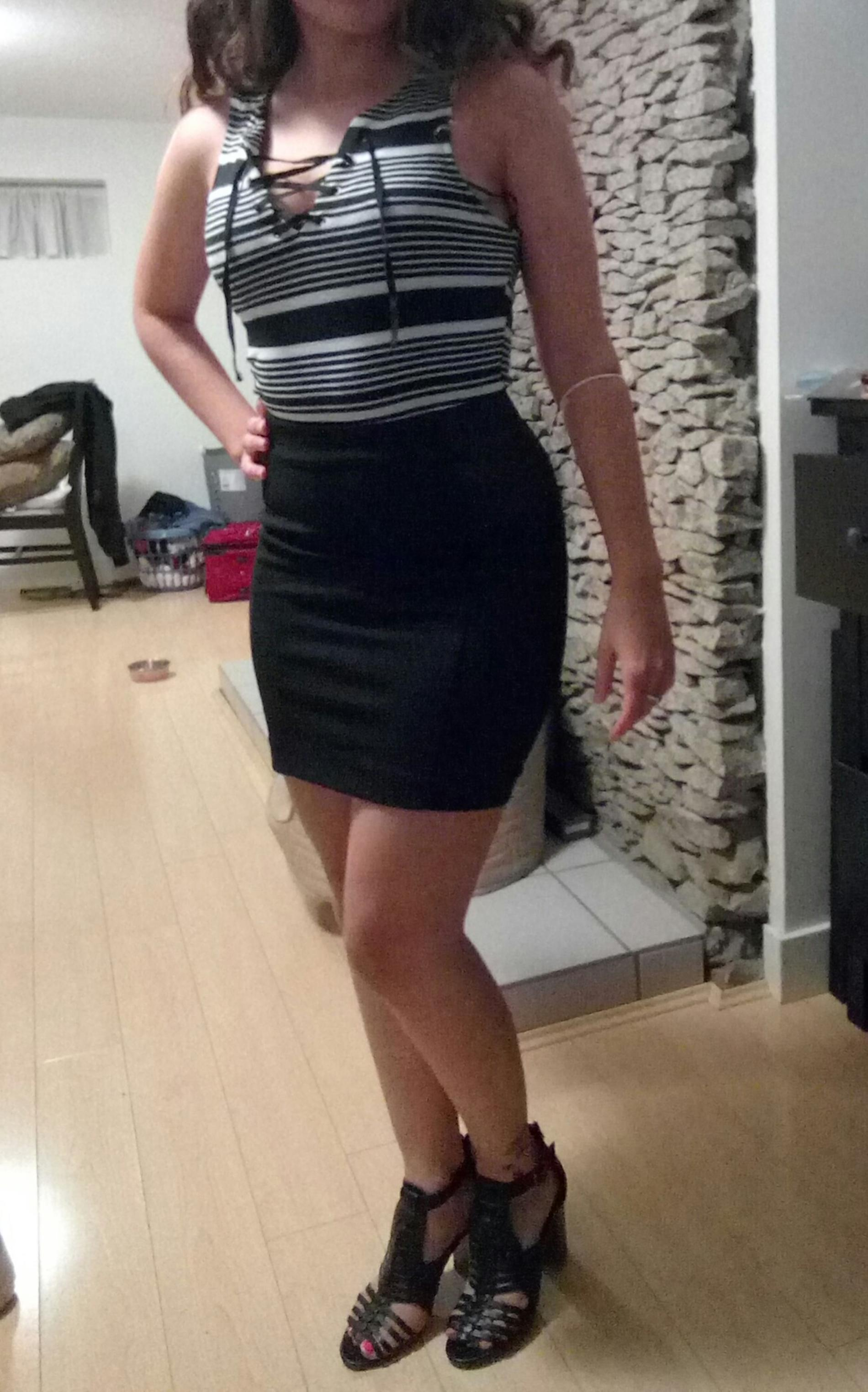 Sexy Curly-Haired Girl Flaunts Attractive Body at Home – photo 1