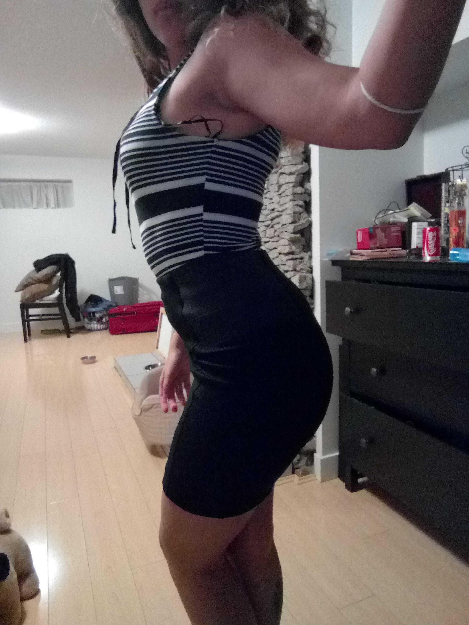 Sexy Curly-Haired Girl Flaunts Attractive Body at Home