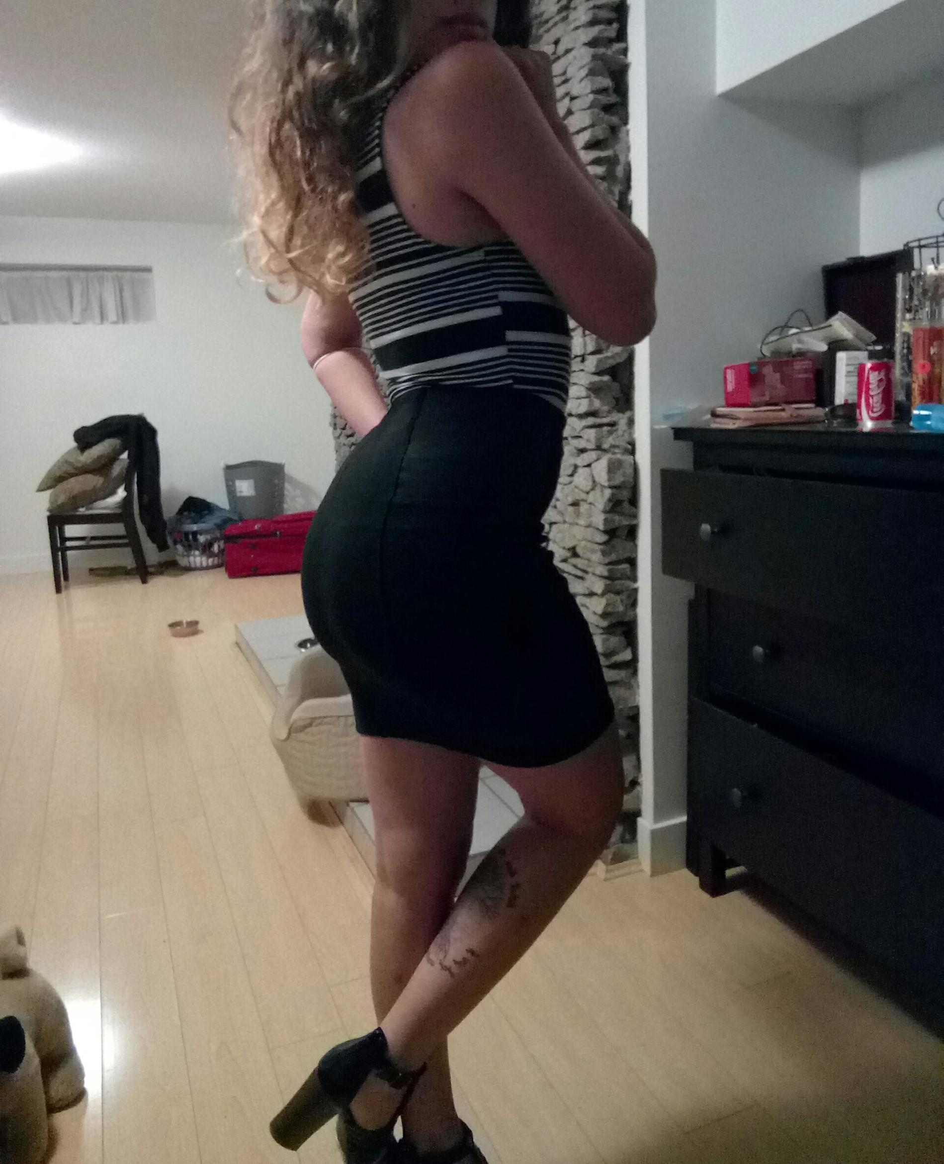 Sexy Curly-Haired Girl Flaunts Attractive Body at Home