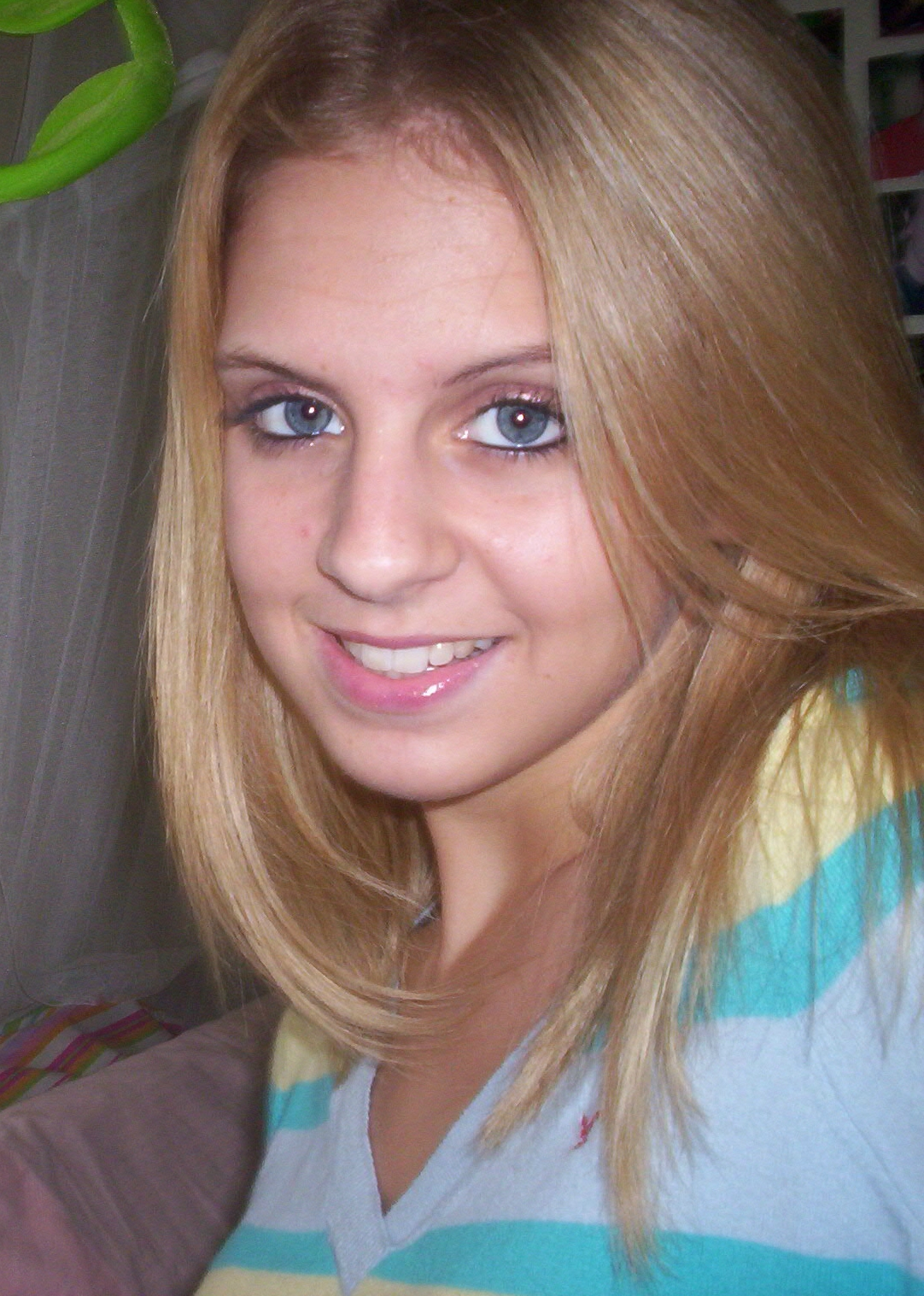 Seductive Woman Flaunts Sexy Curves for Maximum Appeal – photo 1