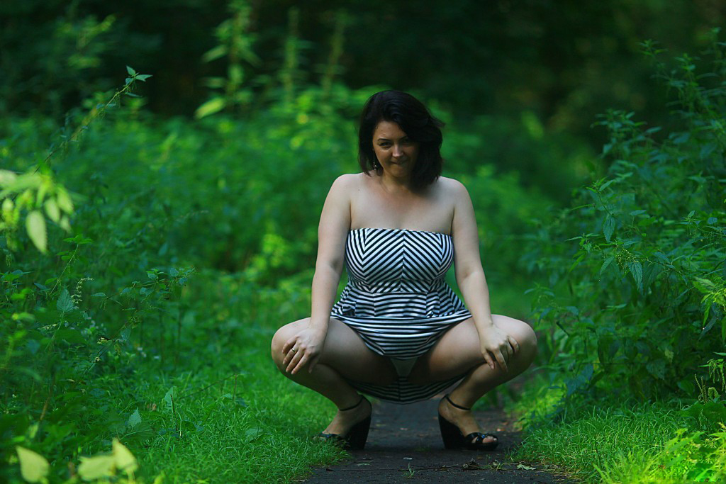 Hotwife who loves swinger parties and big cocks poses completely naked