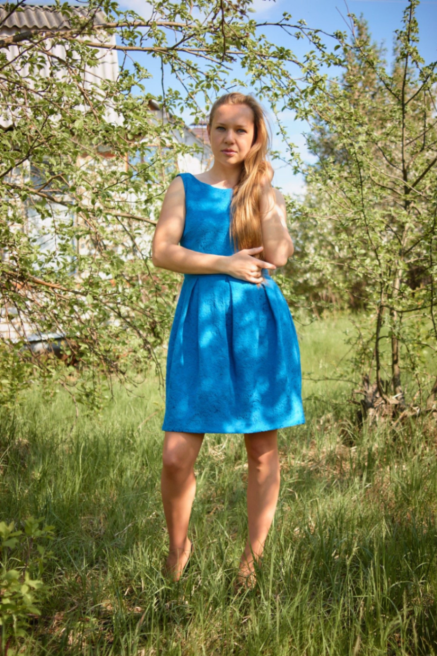 Sexy Wife Flaunts Sensuality at Summer Cottage – photo 1