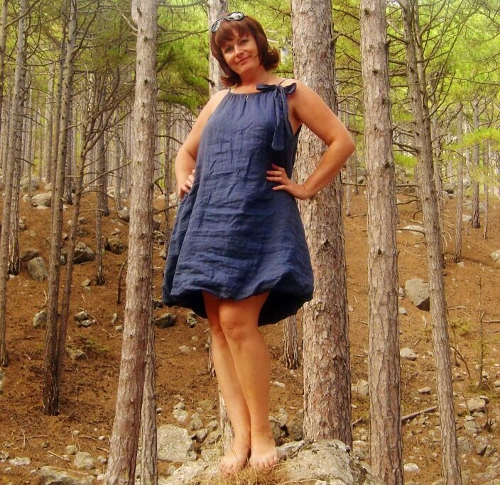 Hot mature woman looks incredibly sexy in the forest outdoors – photo 1