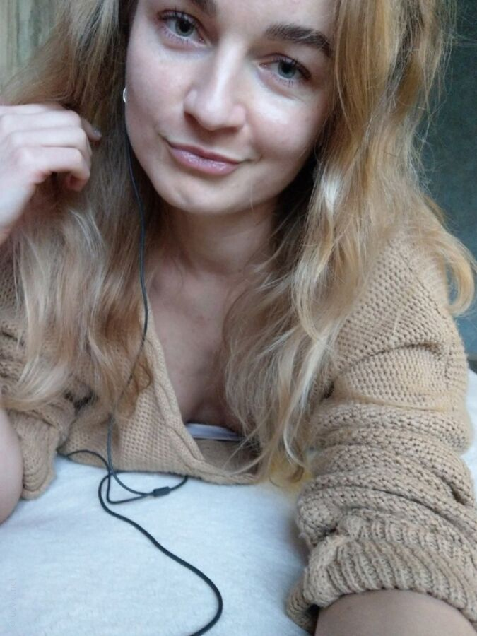 Slim and Sexy Girl: Hot and Seductive Female Model