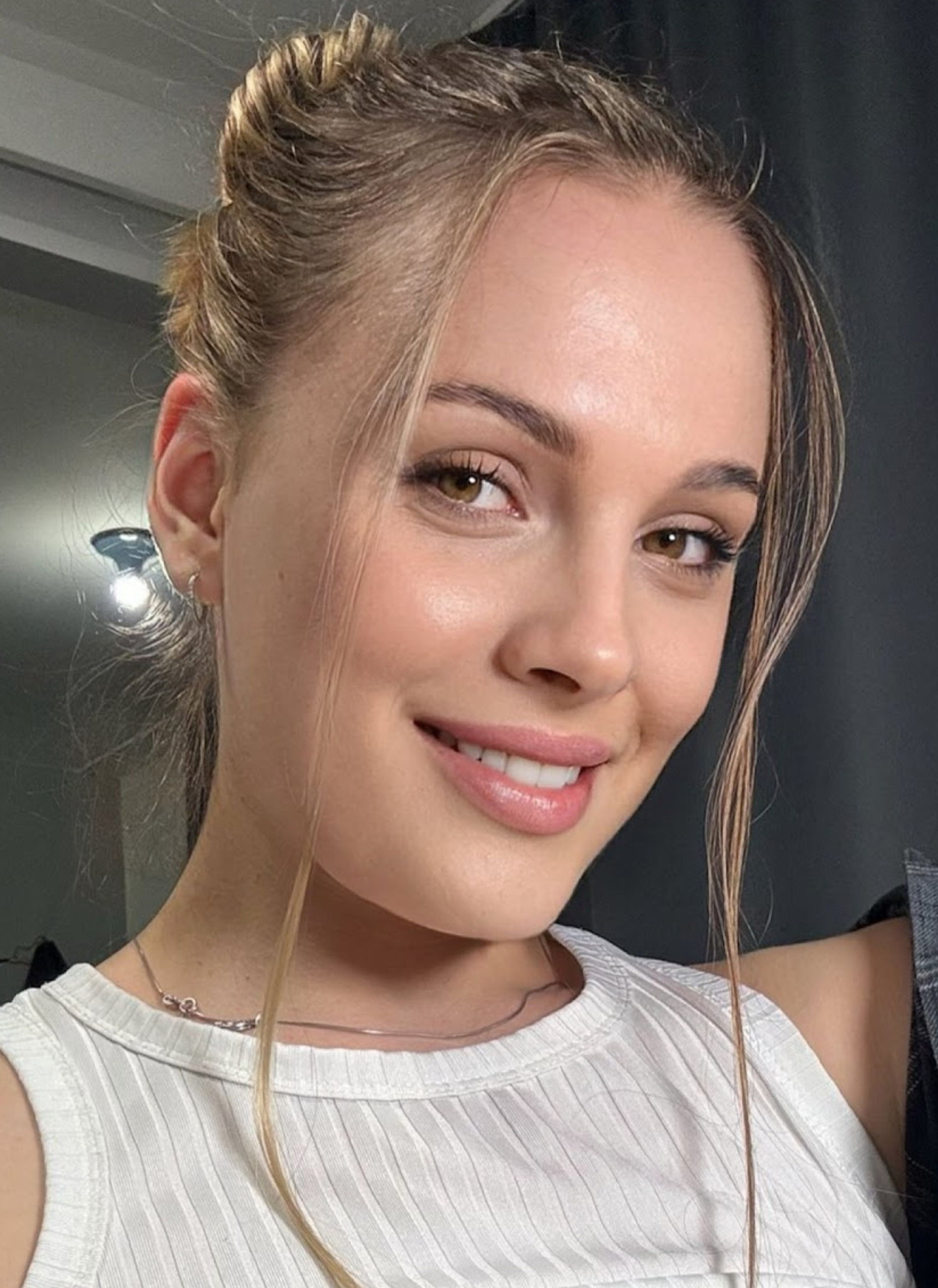 Seductive Hot Shots of Attractive Girl