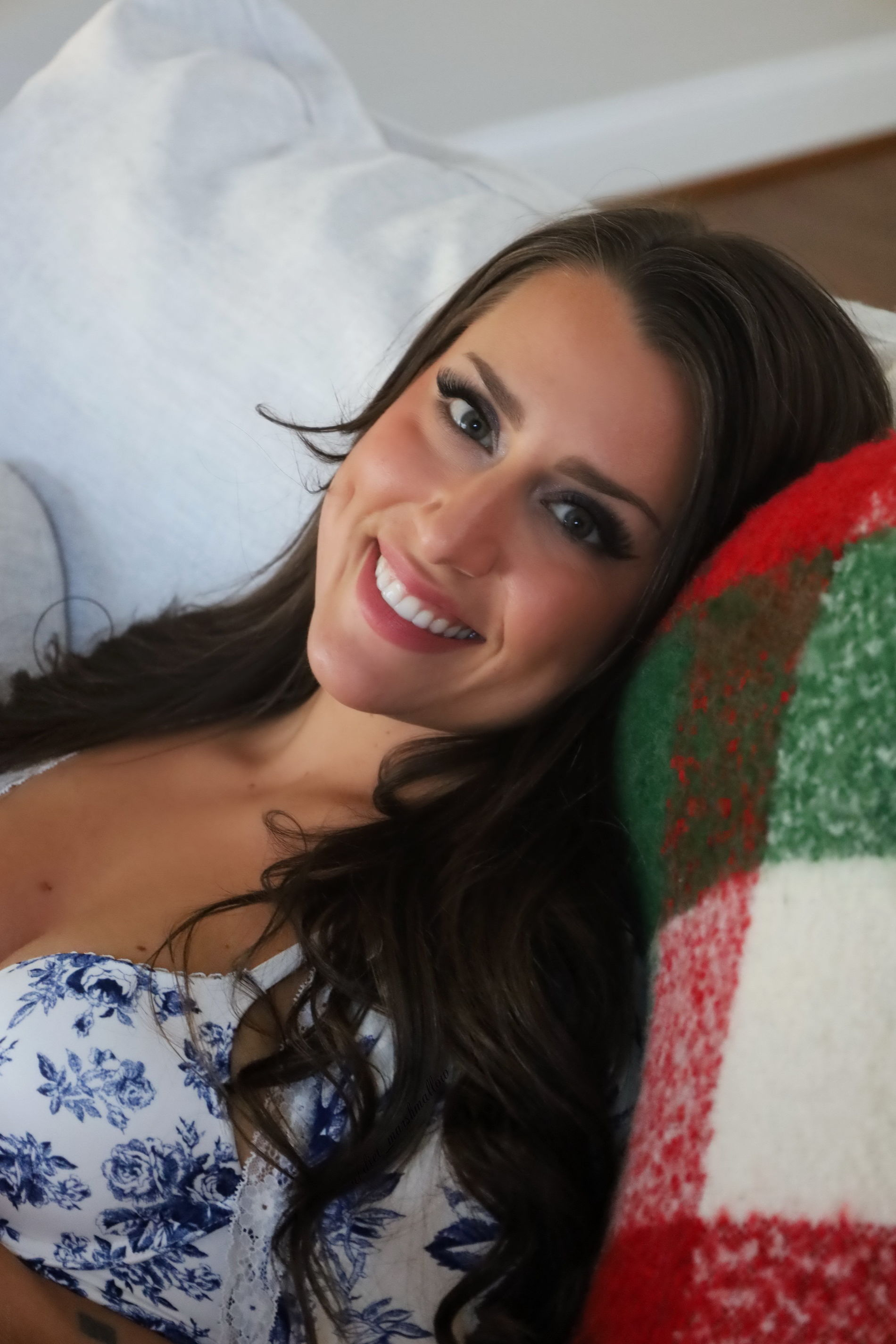 Stunning Girl's Selfies - Hot Photos of Beautiful Woman's Selfies