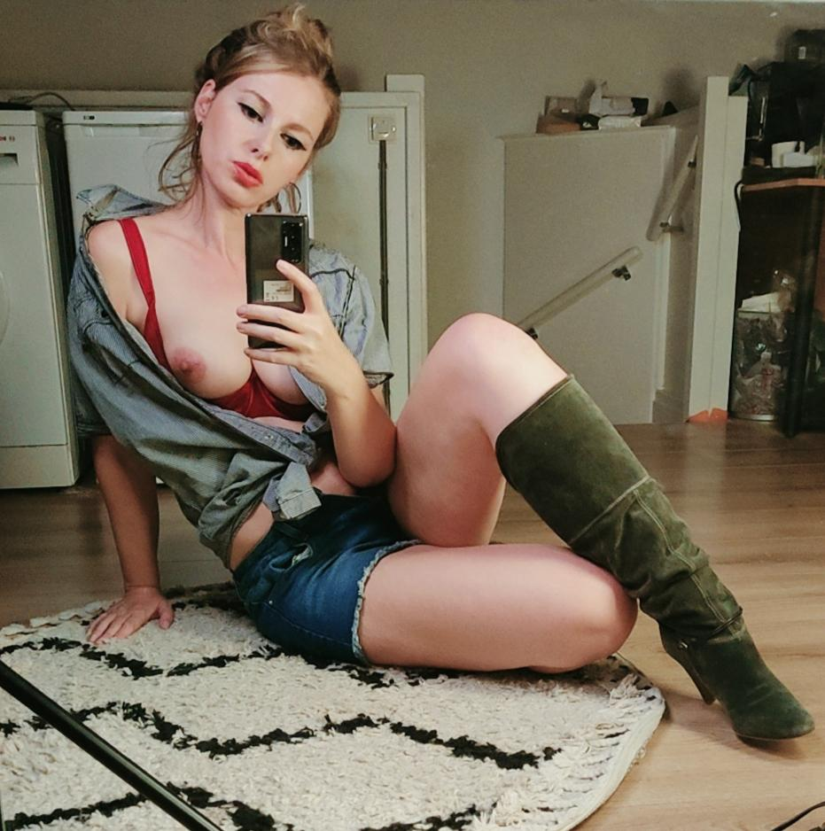 Sexy Girl Exposes Boobs and Takes Selfie