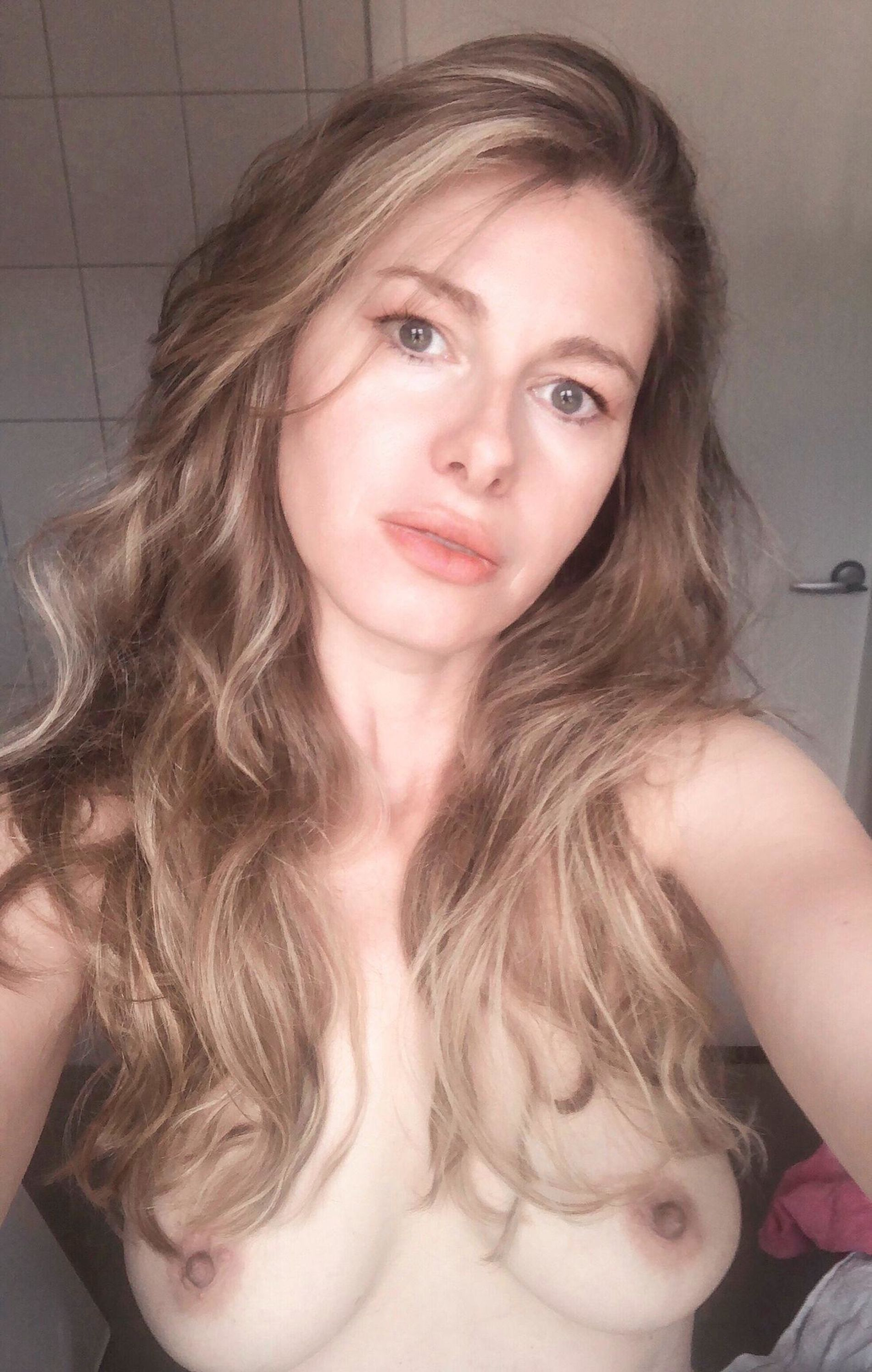 Sexy Girl Exposes Boobs and Takes Selfie