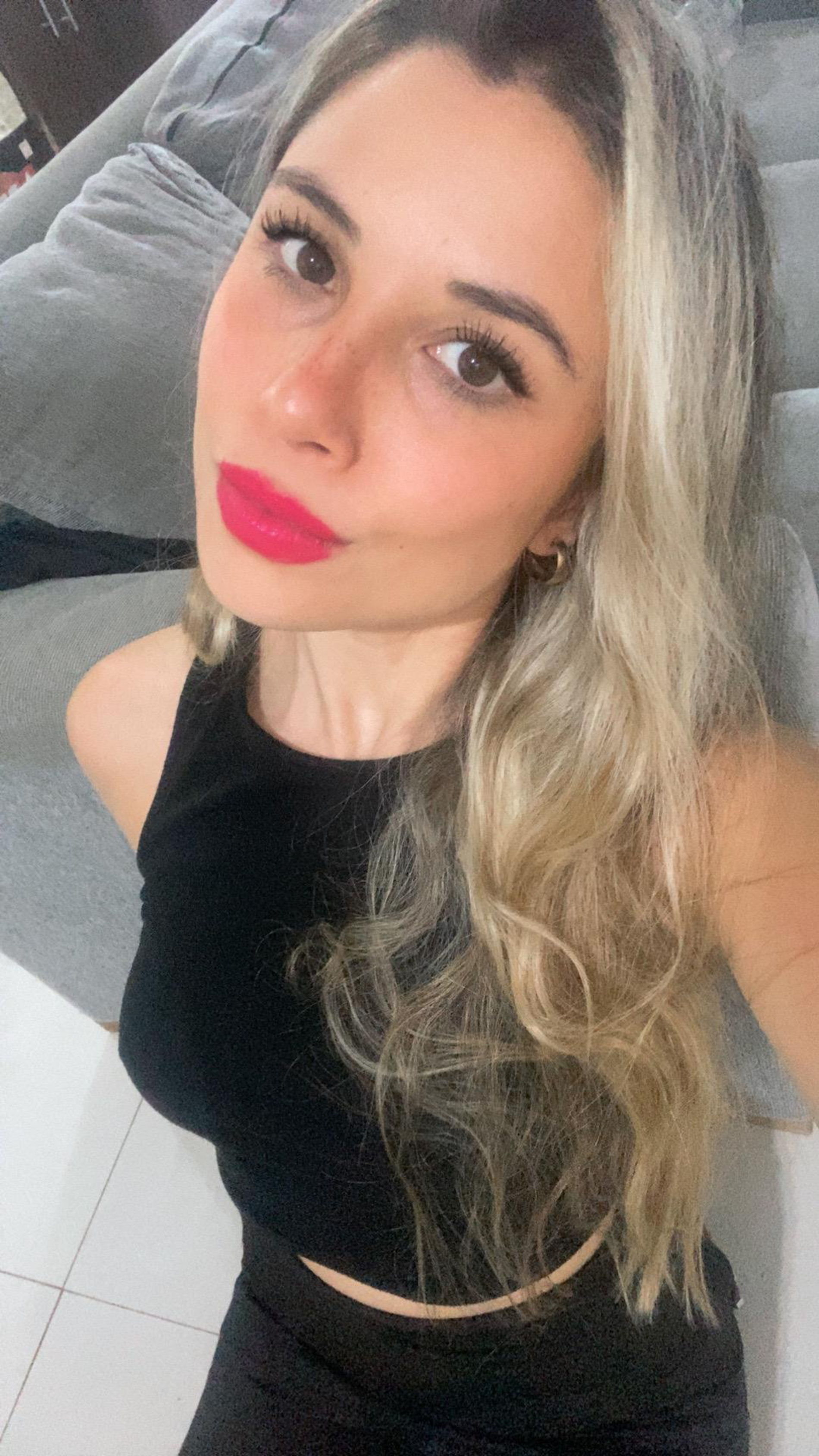 Young girl shows off her youth, body, and full pussy – photo 1