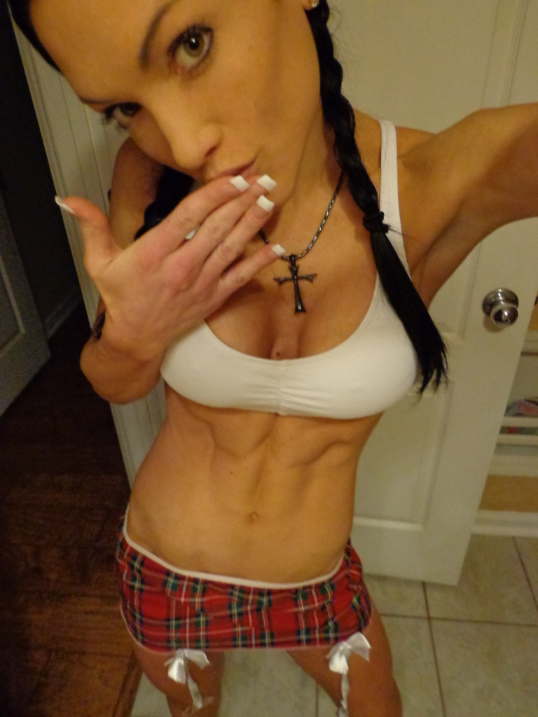 Sultry Babe with Perfect Curves Keeps Delighting with Steamy Photos