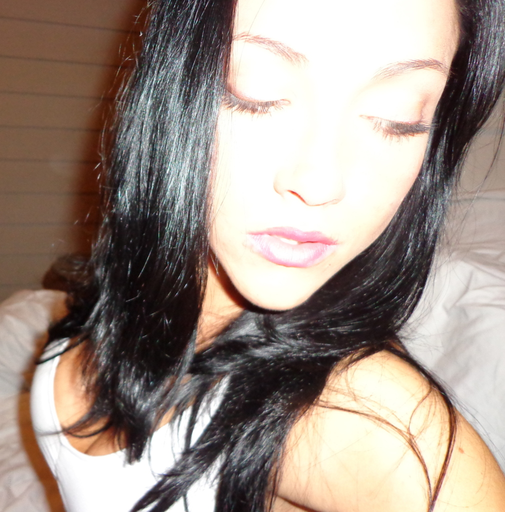 Sultry Babe with Perfect Curves Keeps Delighting with Steamy Photos