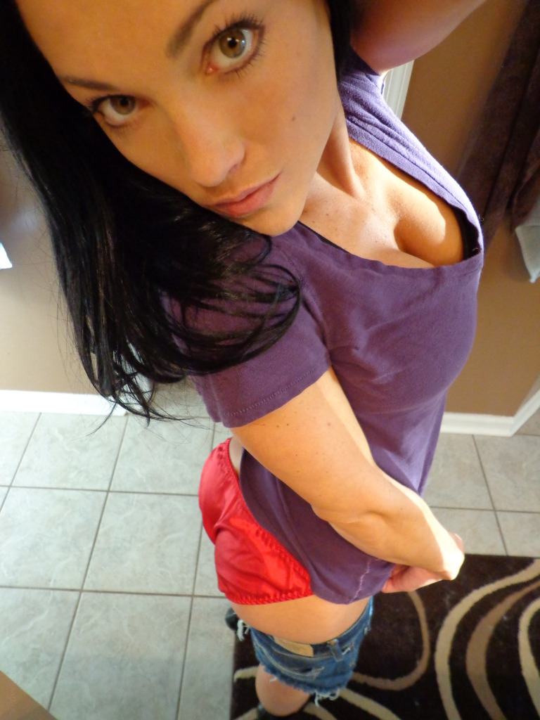 Sultry Babe with Perfect Curves Keeps Delighting with Steamy Photos