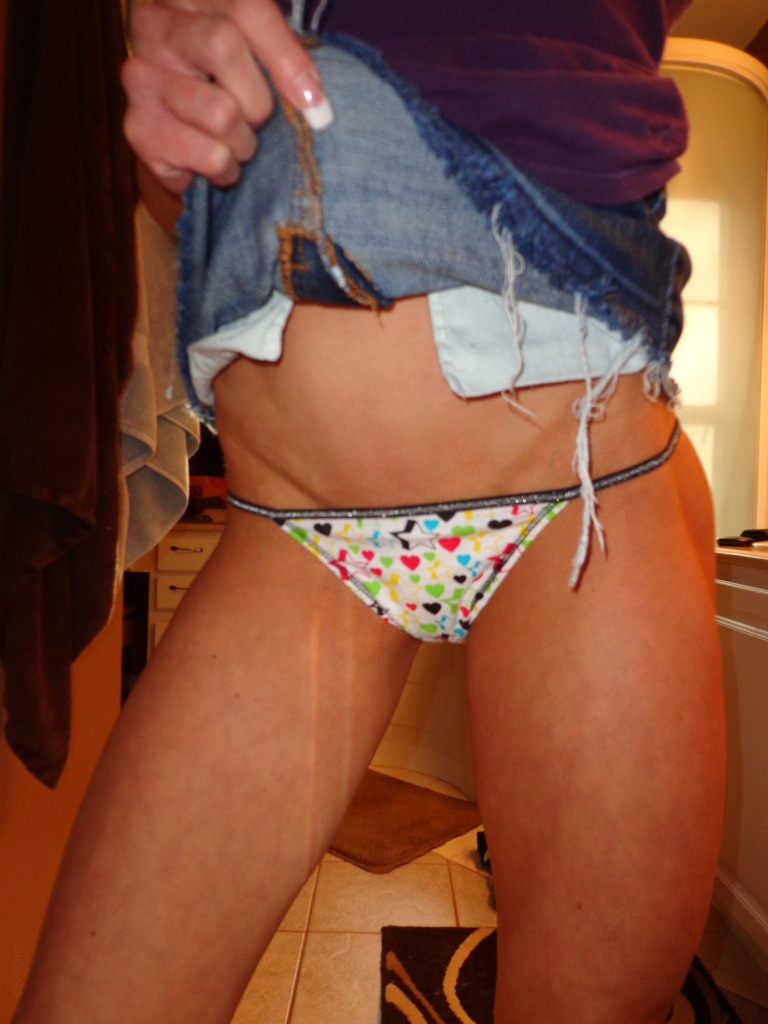 Sultry Babe with Perfect Curves Keeps Delighting with Steamy Photos