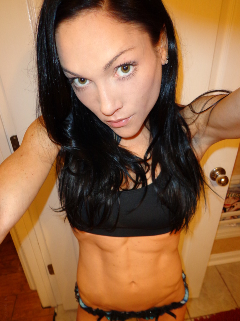 Sultry Babe with Perfect Curves Keeps Delighting with Steamy Photos