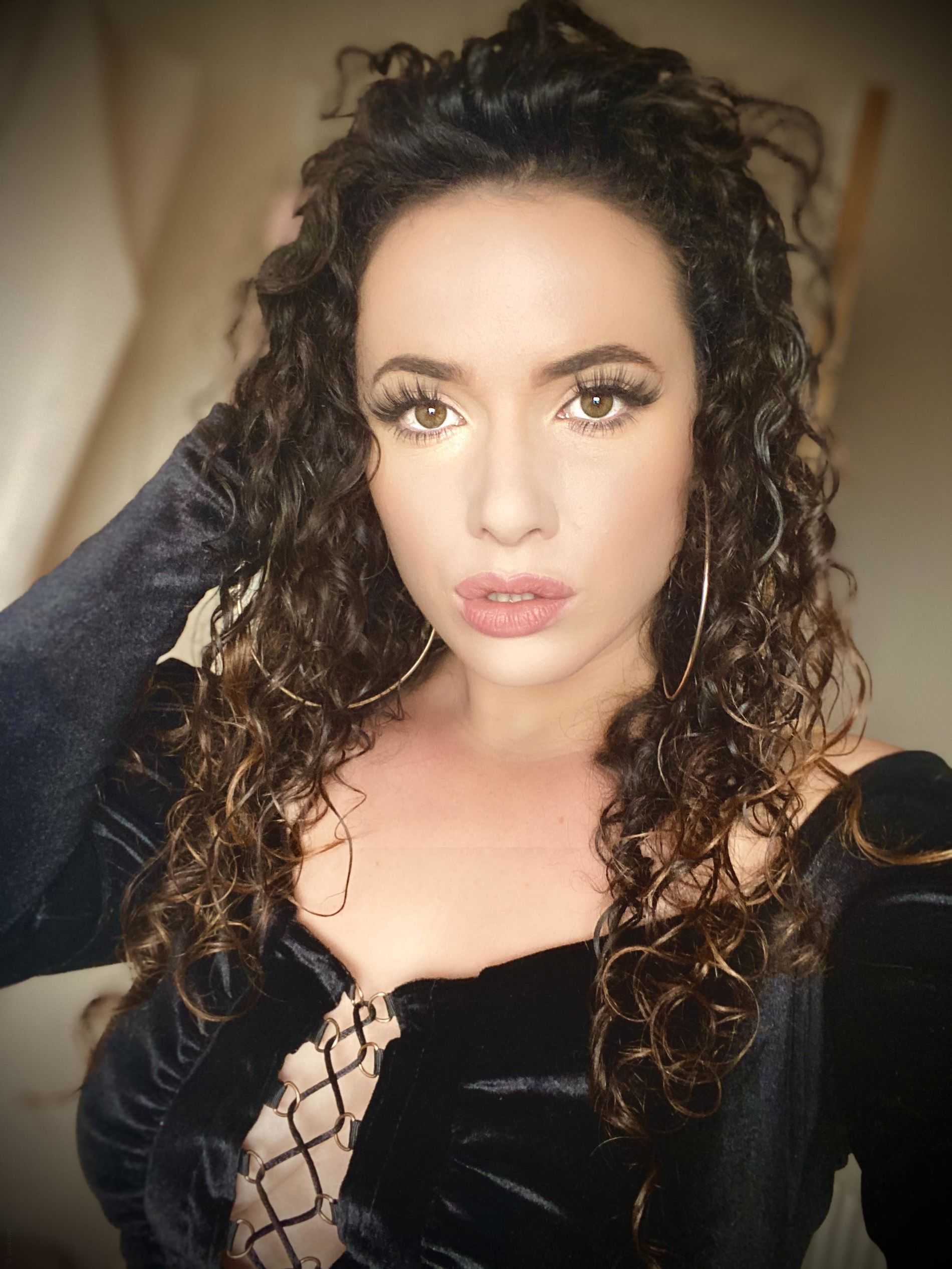 Seductive curly-haired girl takes sexy selfies revealing her tempting body – photo 1