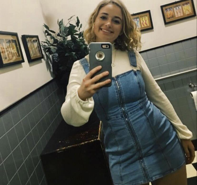 Seductive Babe Exposes Her Assets, Revealing Appetizing Curves