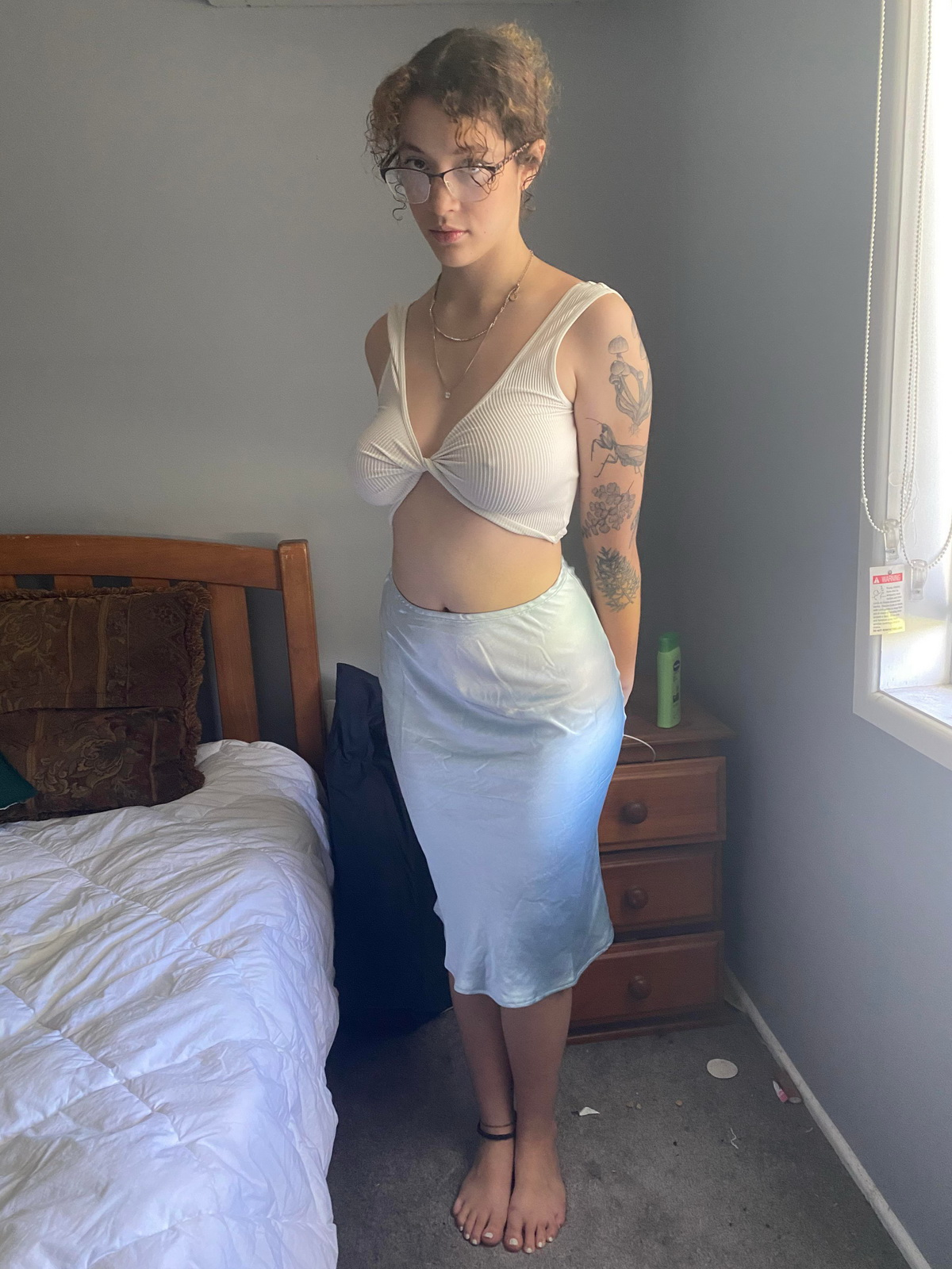 Seductive Busty Girl Flaunts Sexy Curves in Provocative Pose