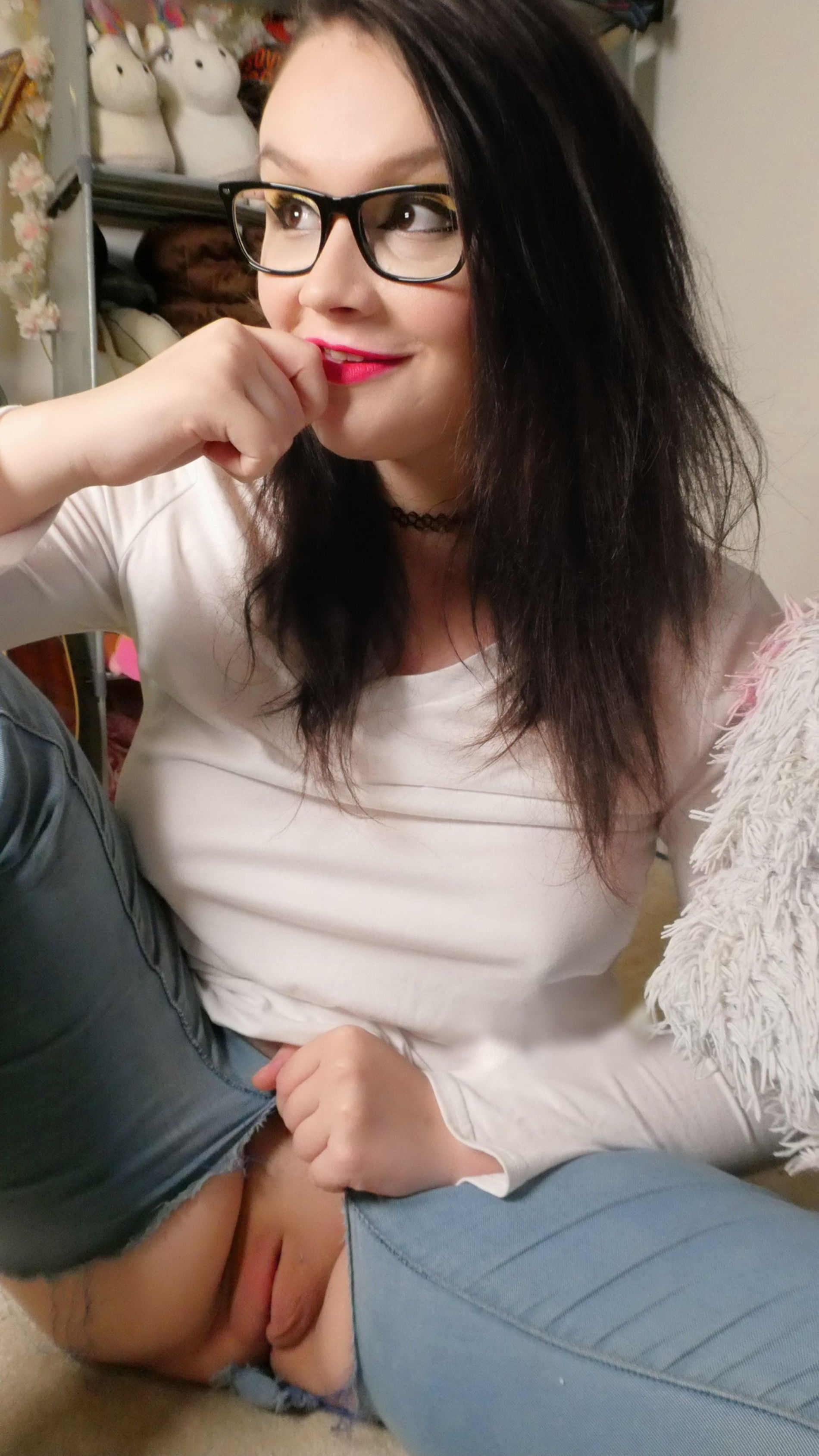 Dark-Haired Girl Shows Smoothly Shaved Intimate Area and Round Booty – photo 1