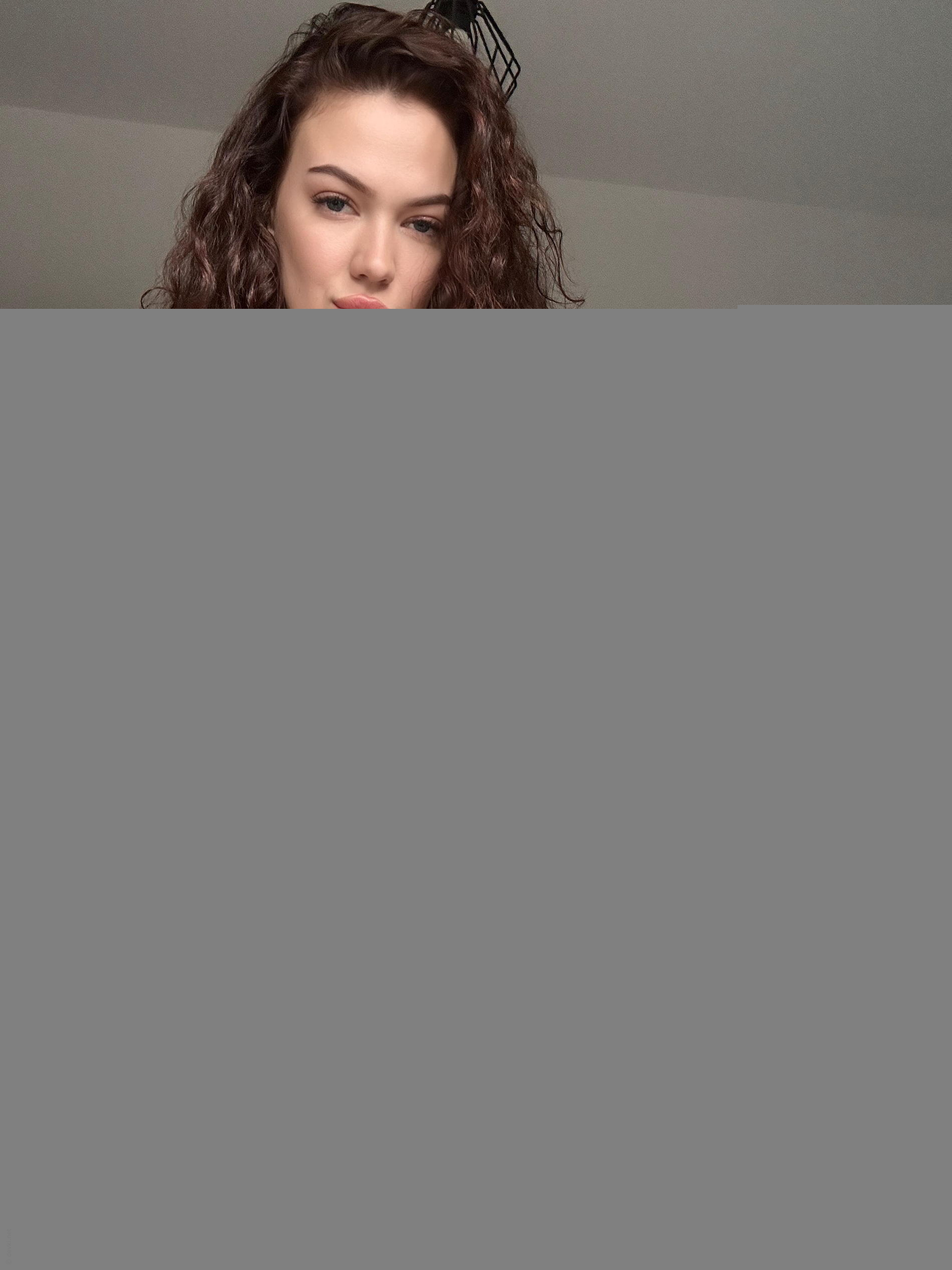 Sexy Girl Flaunts Her Attractive Assets