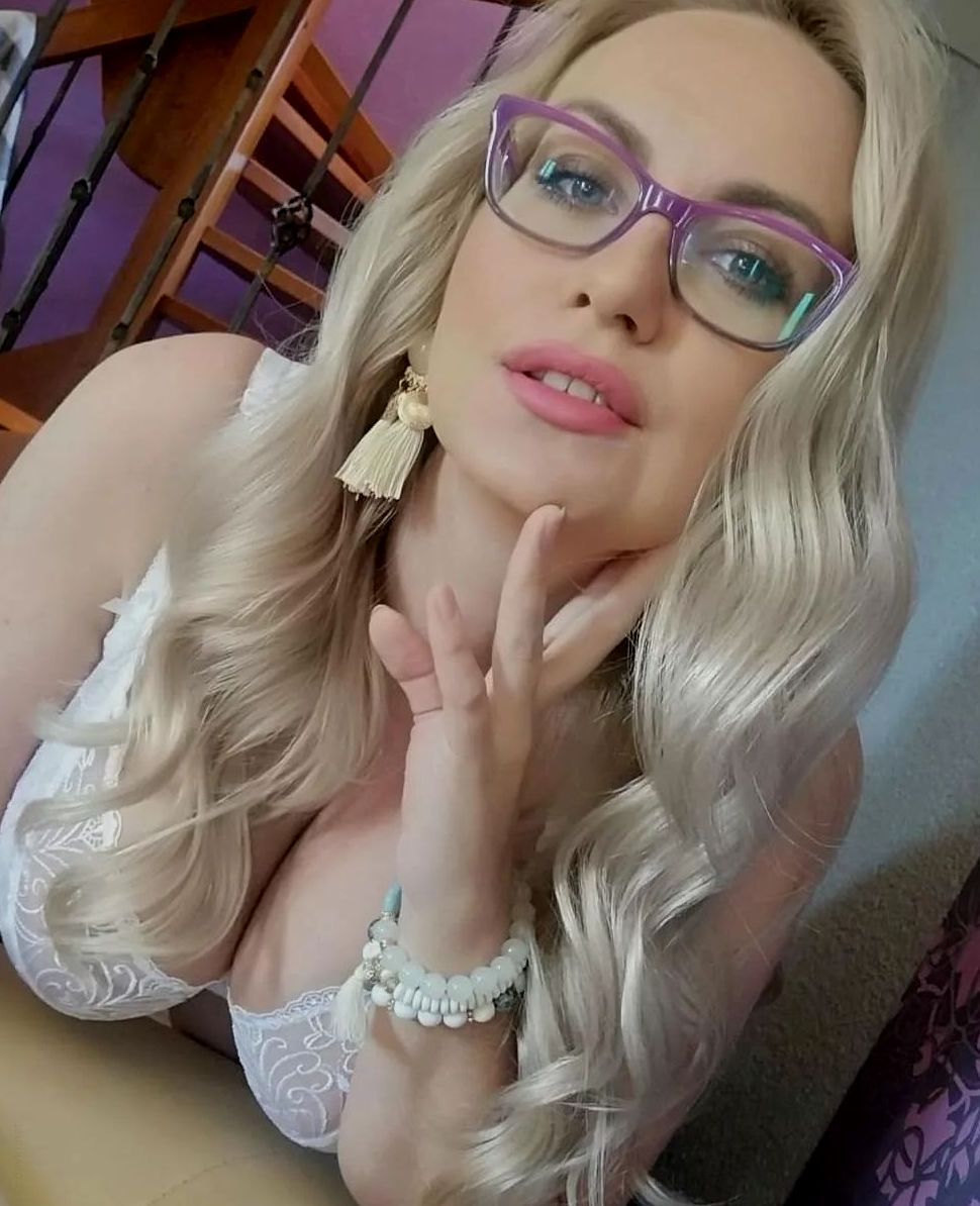 Beautiful Lady Poses Naked for Photoshoot