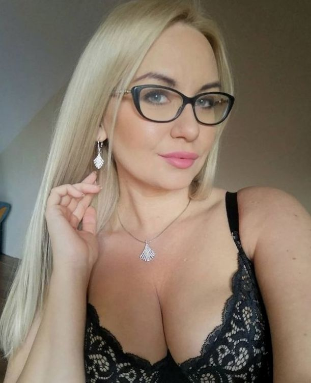 Beautiful Lady Poses Naked for Photoshoot