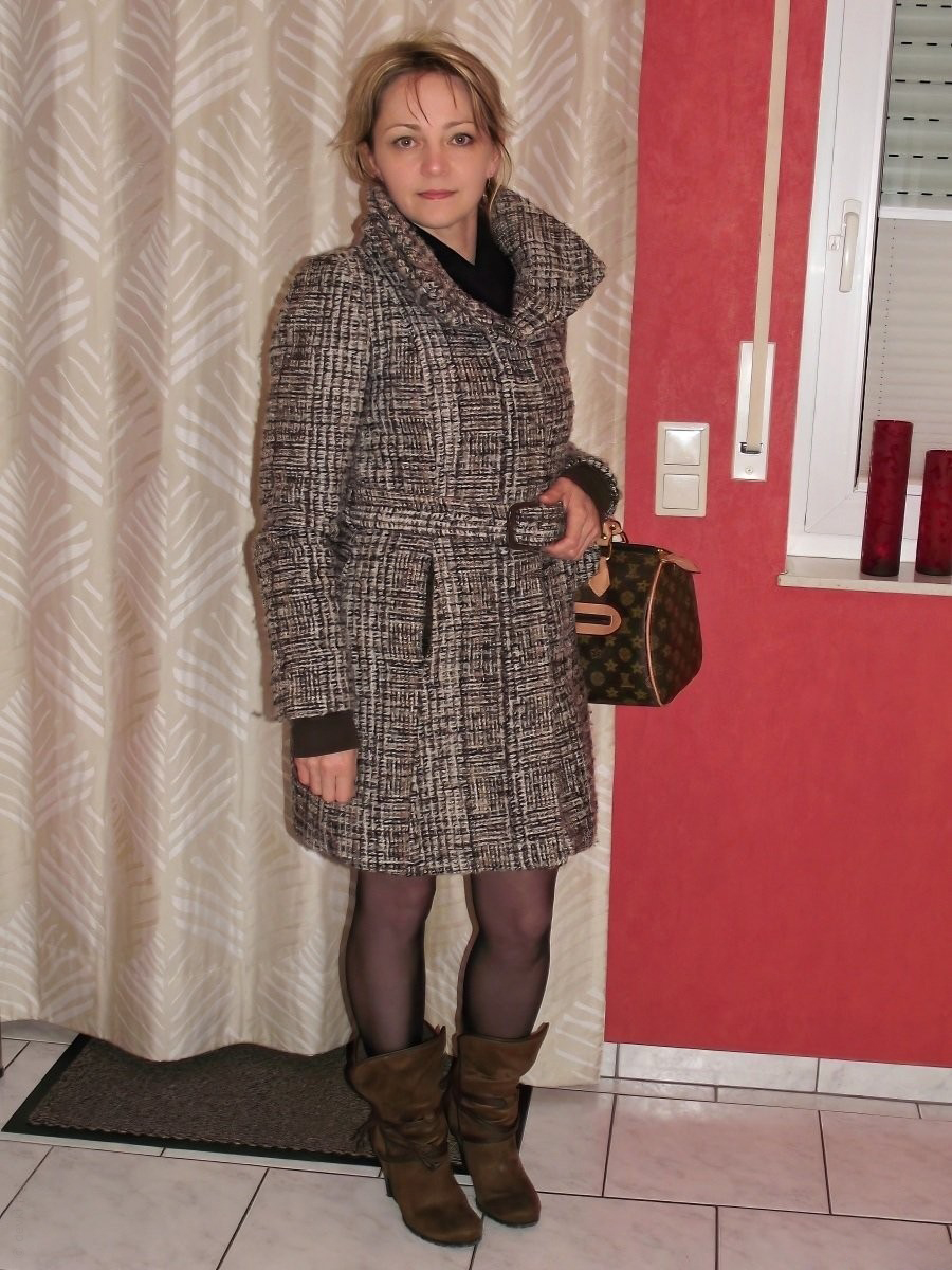 Beautiful Woman Night Walk No Panties – photo 1