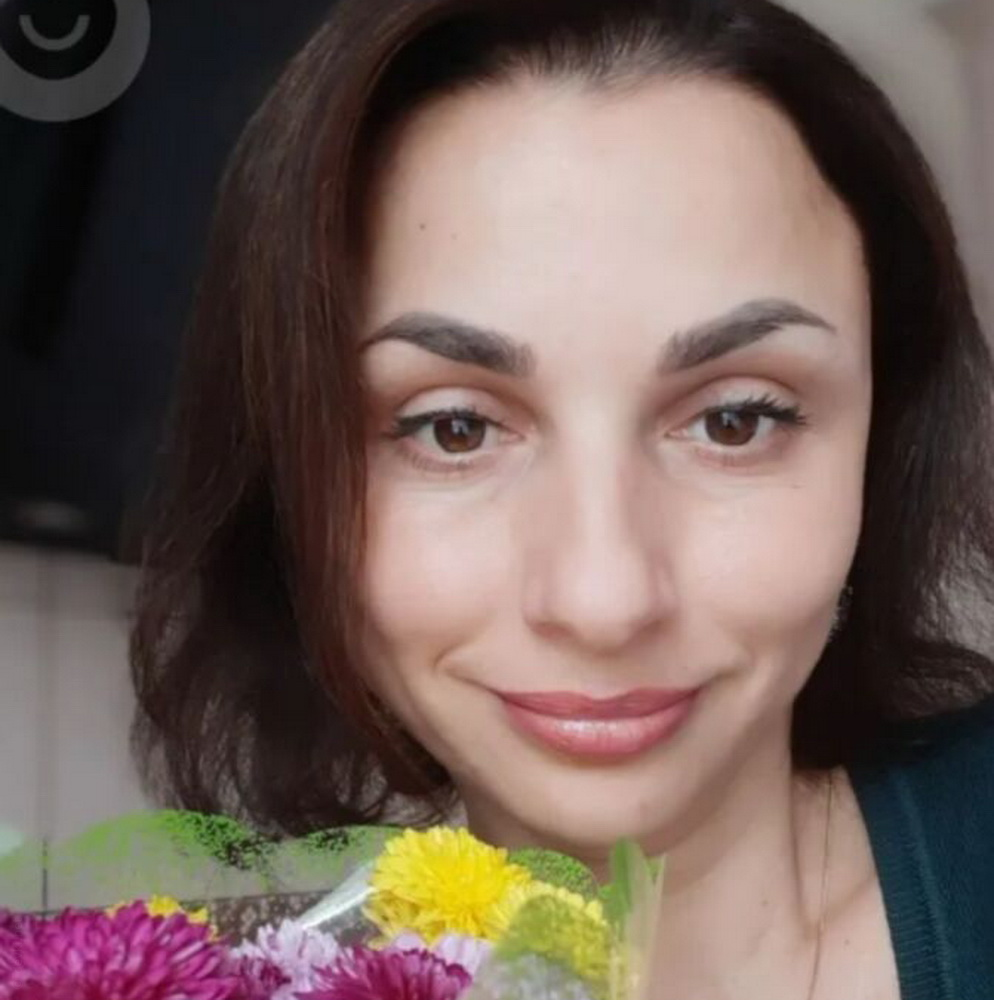 Topless Woman Poses in Car: Explicit Photo Shoot – photo 1