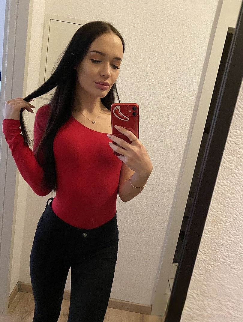 Fit Girl Takes Nude Selfies: Explicit Skinny Babe Pics