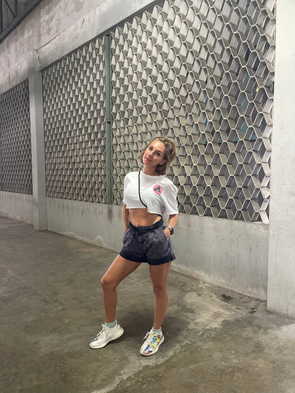 Beautiful slim girl undressed and showed off her gorgeous curves – photo 1