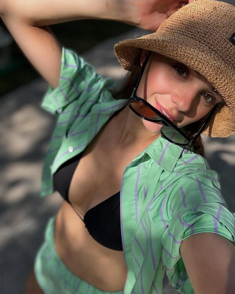 Seductive Lady Shares Intimate Photos Online - Explore and Enjoy!